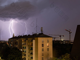 暴力夏天雷雨巨大的闪电维纳贝格城市维也纳建设<strong>起重机</strong>一边<strong>图片</strong>
