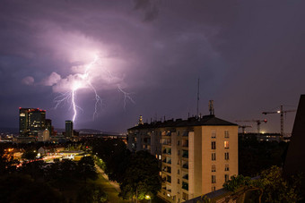 暴力夏天雷雨巨大的闪电维纳贝格城市维也纳建设<strong>起重机</strong>一边<strong>图片</strong>