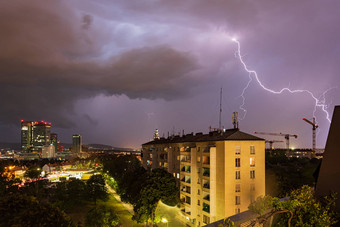 暴力夏天雷雨巨大的闪电维纳贝格城市维也纳建设起重机一边图片