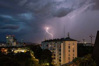 暴力夏天雷雨巨大的闪电维纳贝格城市维也纳建设<strong>起重机</strong>一边<strong>图片</strong>