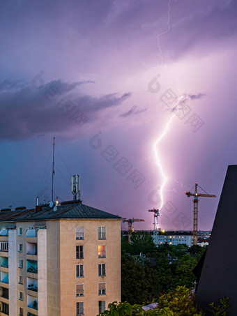 暴力夏天雷雨巨大的闪电维纳贝格城市维也纳建设<strong>起重机</strong>一边<strong>图片</strong>