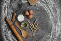蛋面粉橄榄石油牛奶小麦耳朵厨房工具灰色的表格背景