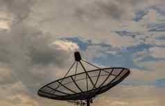 黑色的卫星菜天线接收机蓝色的天空后台