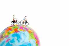 微型人旅行者自行车全球白色背景