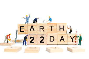 微型人工人团队建筑词地球一天木块木背景地球一天概念