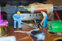 微型人工人团队修复电子电路