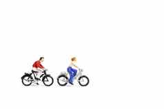 微型人夫妇骑自行车白色背景