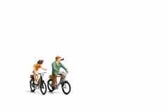 微型人夫妇骑自行车白色背景