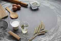 蛋面粉橄榄石油牛奶小麦耳朵厨房工具灰色的表格背景