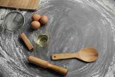 鸡蛋面粉橄榄石油厨房工具灰色的表格背景产品