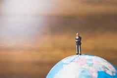 微型人商人站全球世界地图
