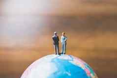 微型人商人站全球世界地图
