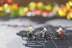 微型人旅行者骑自行车世界地图