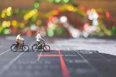 微型人旅行者骑自行车世界地图