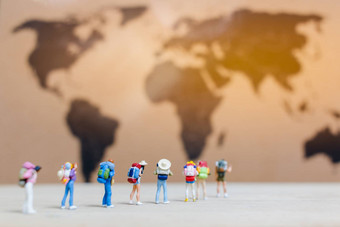 微型人旅行者走世界地图
