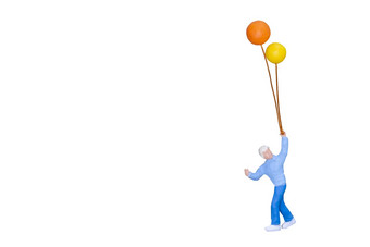 微型人持有气球孤立的剪裁路径