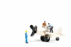 工人团队修复玩具飞机白色背景
