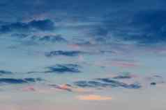 蓝色的随机云晚上天空黄昏天空背景