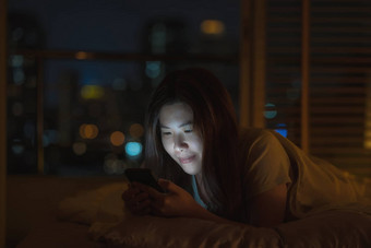 亚洲女人睡觉聪明的移动电话社会网