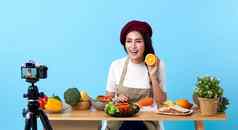 快乐亚洲年轻的女人时尚风格拍摄视频相机烹饪食物健康的博主展示社会人影响者社会在线