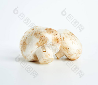 新鲜的减少蘑菇香榭丽舍白色背景