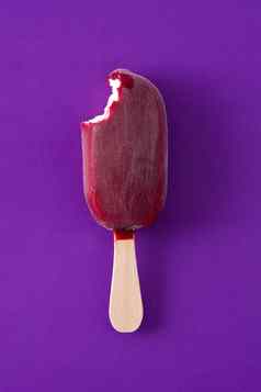 草莓冰棒紫罗兰色的背景