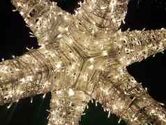 白色尖尖的圣诞节假期光明星照亮