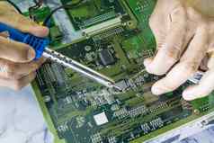 技术人员焊接铁修复电子