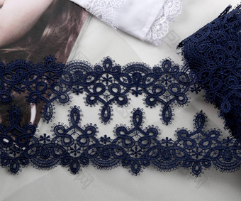 磁带蓝色的温柔的网络花边美丝绸花边织物光背景