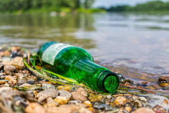 玻璃瓶扔上岸污染环境危害自然