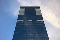 摩天大楼蓝色的天空