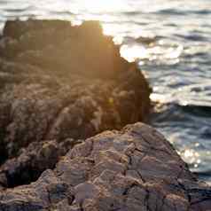 海滩岩石清洁水