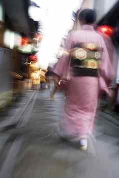 日本《京都议定书》蓬托町通女人穿和服走狭窄的街运动模糊