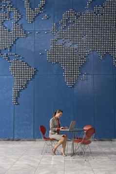 业务女人移动PC办公室世界地图墙