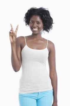 肖像快乐年轻的女人手势和平标志白色背景
