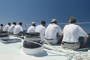 航行机组人员坐着一边游艇海洋回来视图