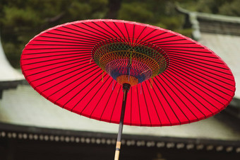 日本东京明治神宫神道教神社传统的红色的伞