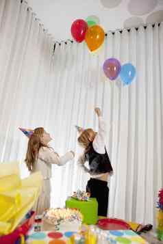 哥哥妹妹捕捉氦聚会，派对气球