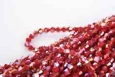 美丽的红色的玻璃闪耀水晶isoalted珠子白色背景