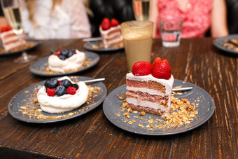 甜蜜的蛋糕夏天浆果木表格聚会，派对甜蜜的表格夏天提供甜点餐厅