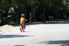 孩子骑自行车夏天公园