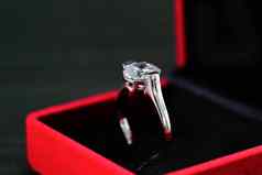 钻石环红色的珠宝盒子