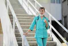 女医生护士保护脸面具走楼梯