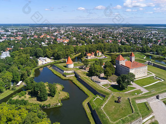 萨拉马城堡爱沙尼亚主教城堡防御工事库雷萨雷圣公会城堡空中视图夏天一天