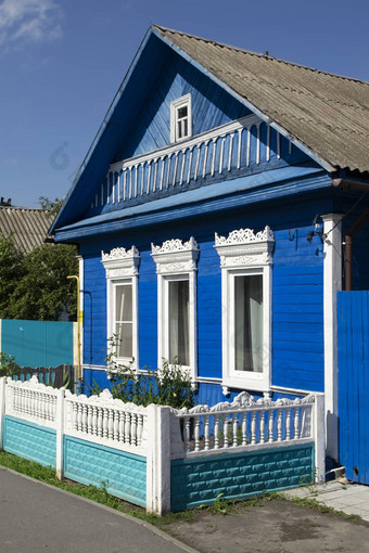丰富的装饰观赏雕刻窗户帧古董蓝色的木农村房子农村白俄罗斯