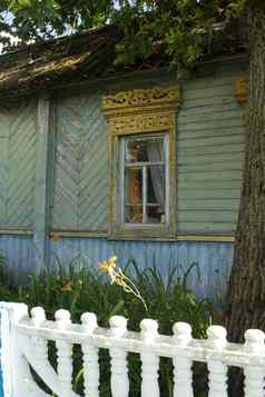 传统的装饰黄色的开放百叶窗木农村房子村白俄罗斯破旧的房子