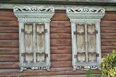 雕刻木窗口百叶窗木窗口百叶窗日志墙传统的木雕刻白俄罗斯