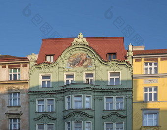 美丽的绿色黄色的粉<strong>红色</strong>的古老的<strong>历史</strong>住宅房子外墙新鲜是布拉格捷克共和国蓝色的天空背景