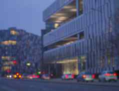 散景街肉山纳布雷齐布拉格国会大厦城市汽车等待红色的交通光晚上现代业务办公室建筑背景