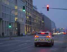 散景街布拉格城市警察车等待红色的交通光晚上现代业务办公室建筑背景